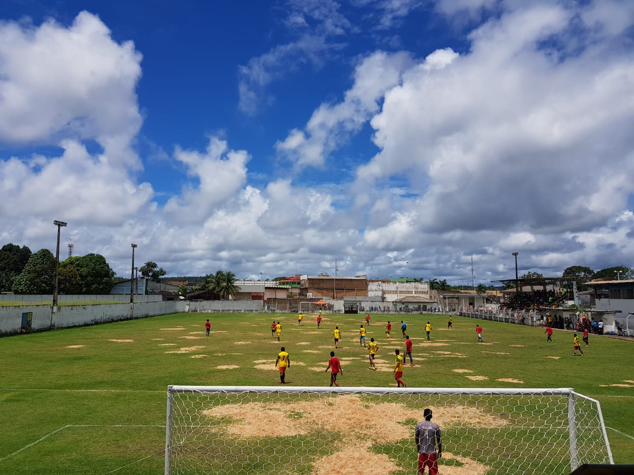 Prefeitura de Laranjal do Jari promove atividades esportivas em homenagem ao dia do trabalhador.